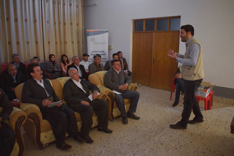 Business trainer Zanear Jabbar with participants.